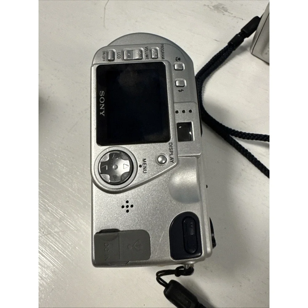Lot‎ Of 2 Sony Cyber-shot DSC-P200 7.2MP Digital Camera - Silver - Untested +